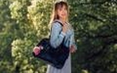 坐着吃饭还连在一起